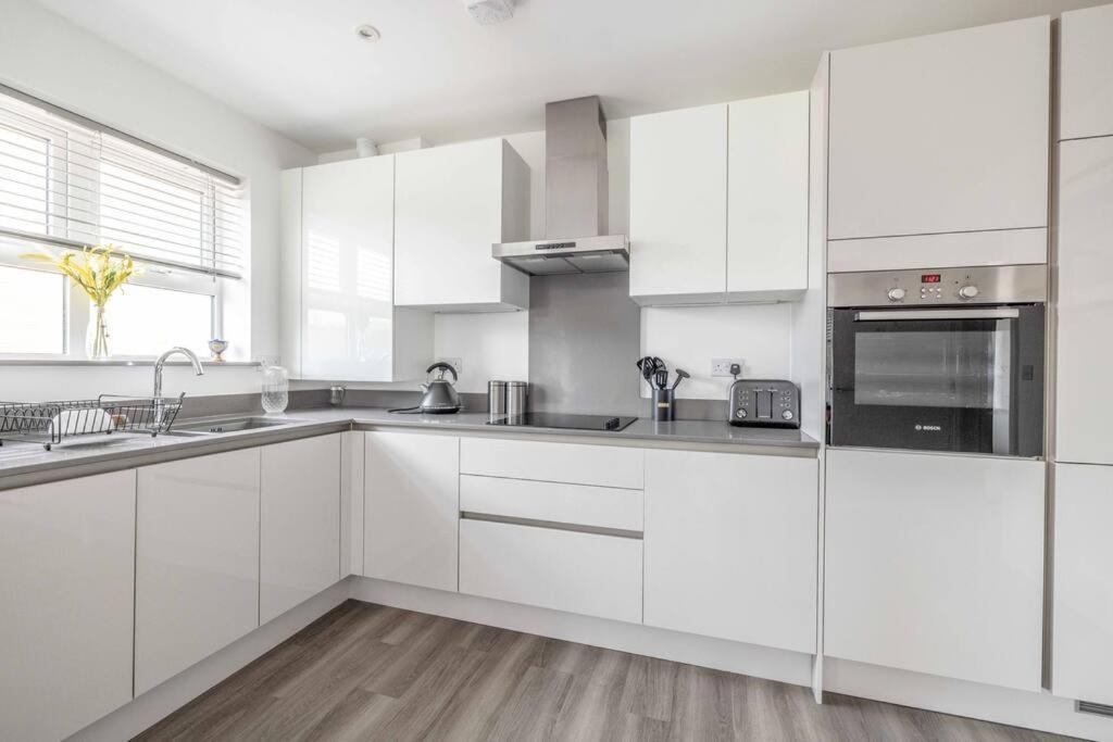 Stylish Home @ Virginia Water Lake & Free Parking Englefield Green Kültér fotó