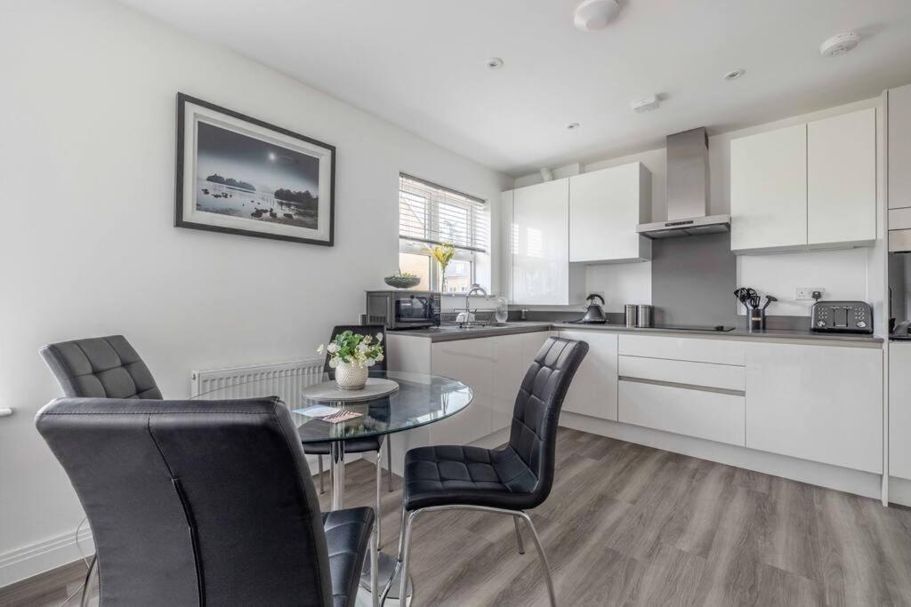 Stylish Home @ Virginia Water Lake & Free Parking Englefield Green Kültér fotó