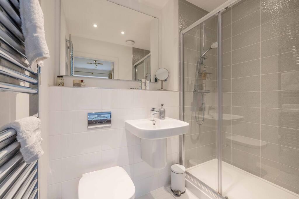 Stylish Home @ Virginia Water Lake & Free Parking Englefield Green Kültér fotó