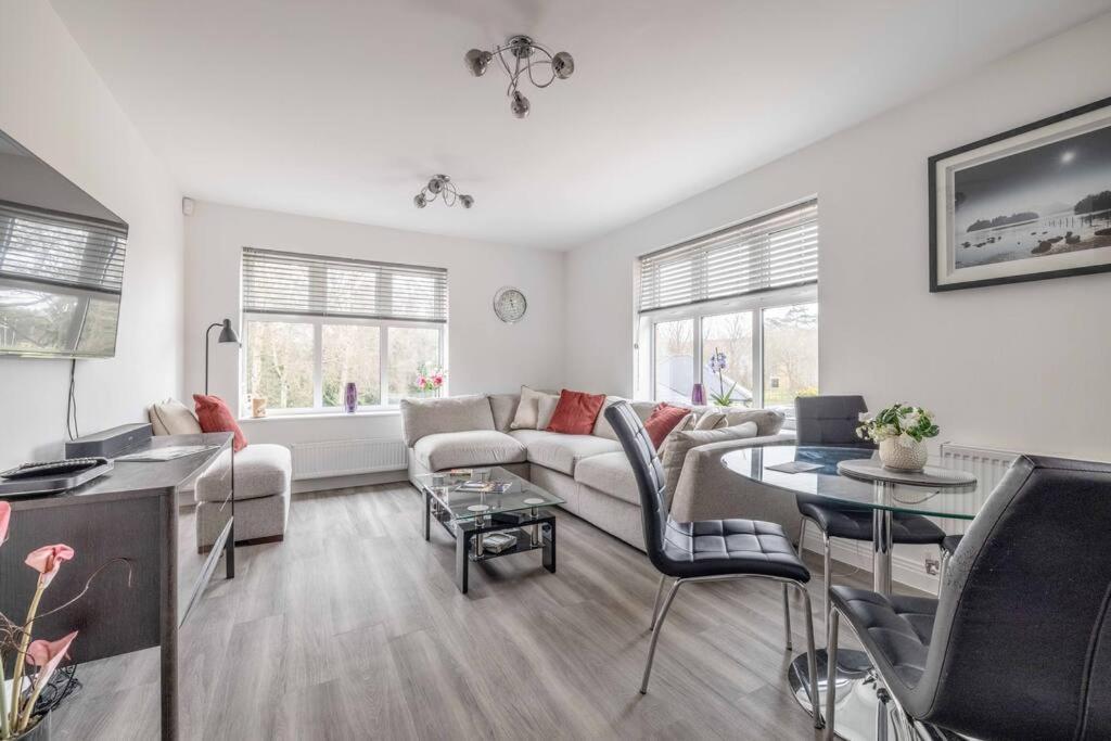 Stylish Home @ Virginia Water Lake & Free Parking Englefield Green Kültér fotó