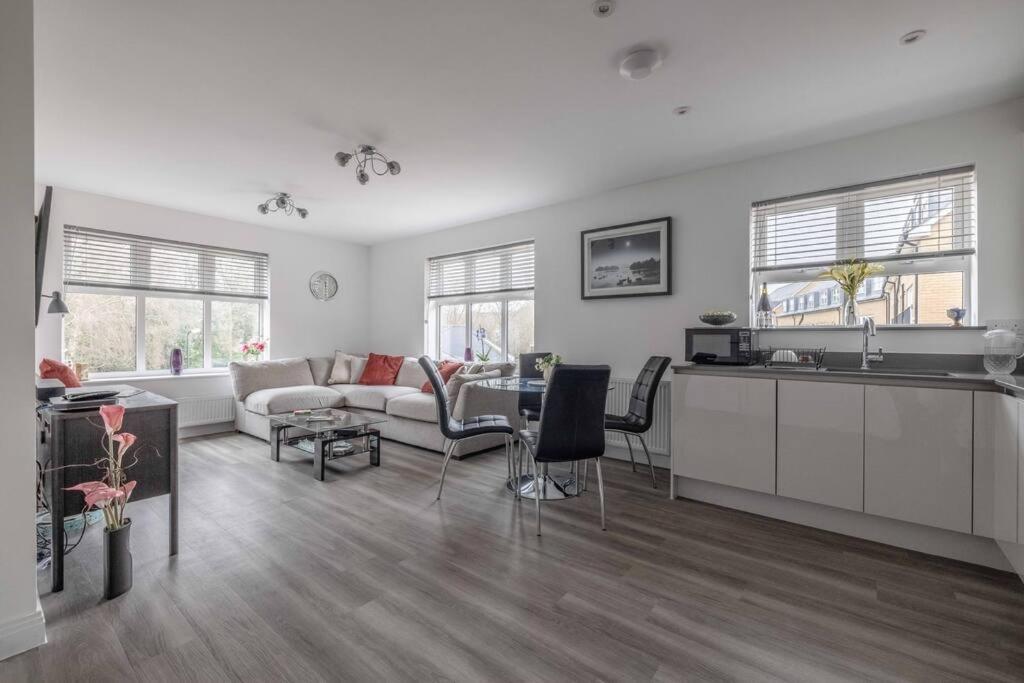 Stylish Home @ Virginia Water Lake & Free Parking Englefield Green Kültér fotó