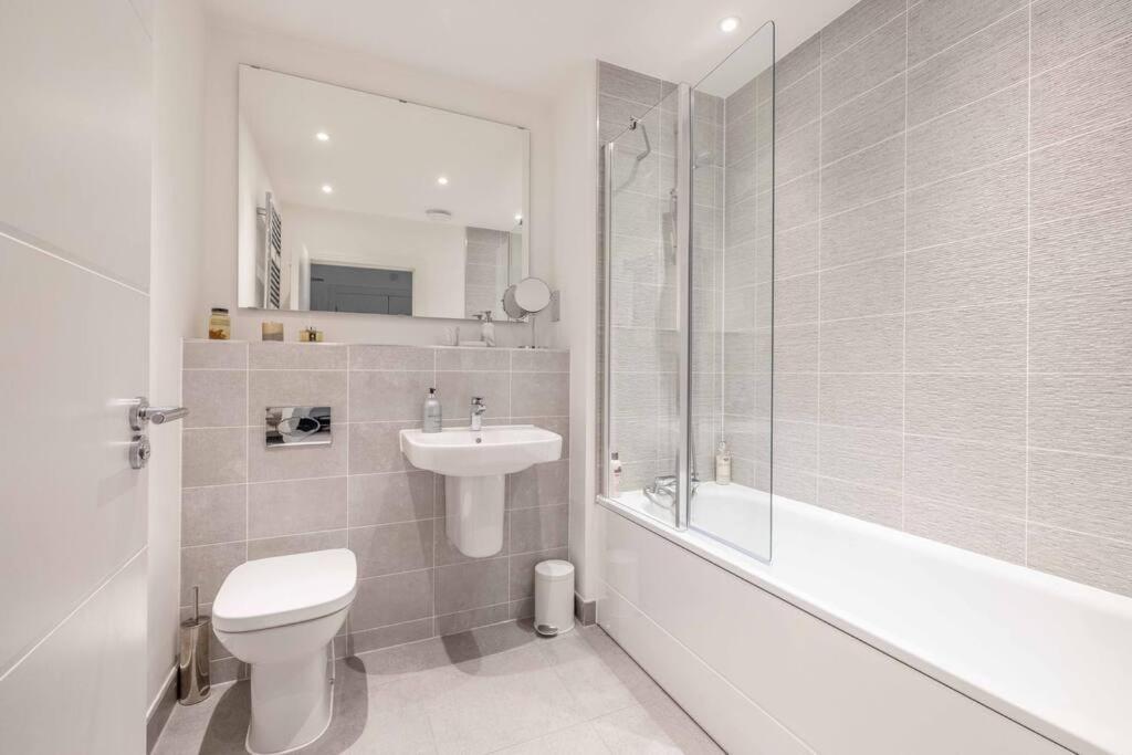 Stylish Home @ Virginia Water Lake & Free Parking Englefield Green Kültér fotó