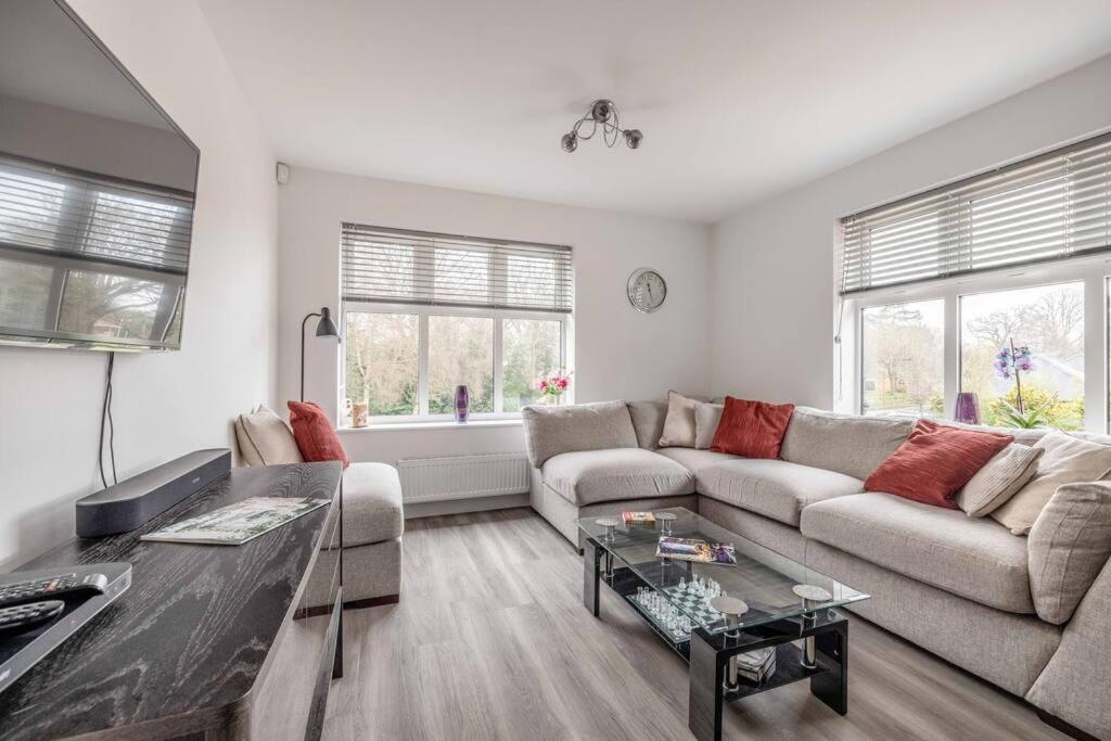 Stylish Home @ Virginia Water Lake & Free Parking Englefield Green Kültér fotó