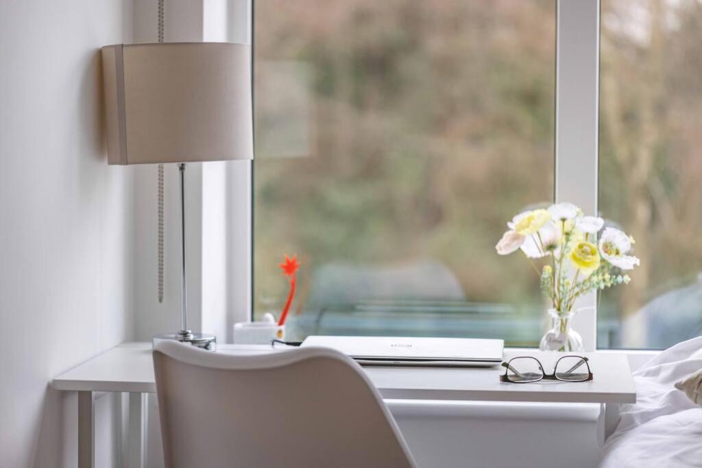 Stylish Home @ Virginia Water Lake & Free Parking Englefield Green Kültér fotó