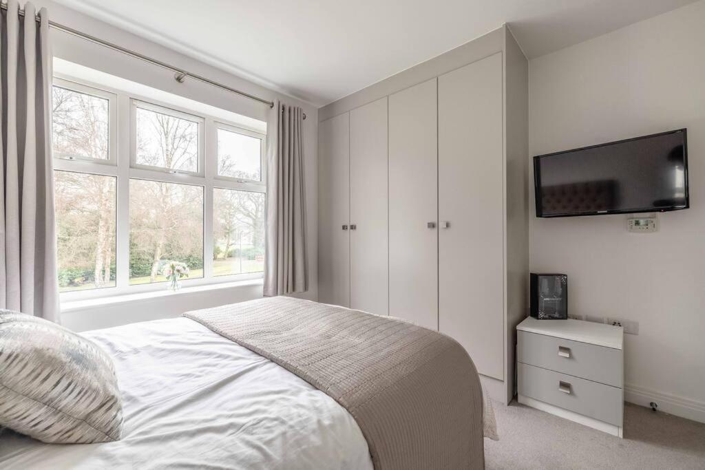 Stylish Home @ Virginia Water Lake & Free Parking Englefield Green Kültér fotó