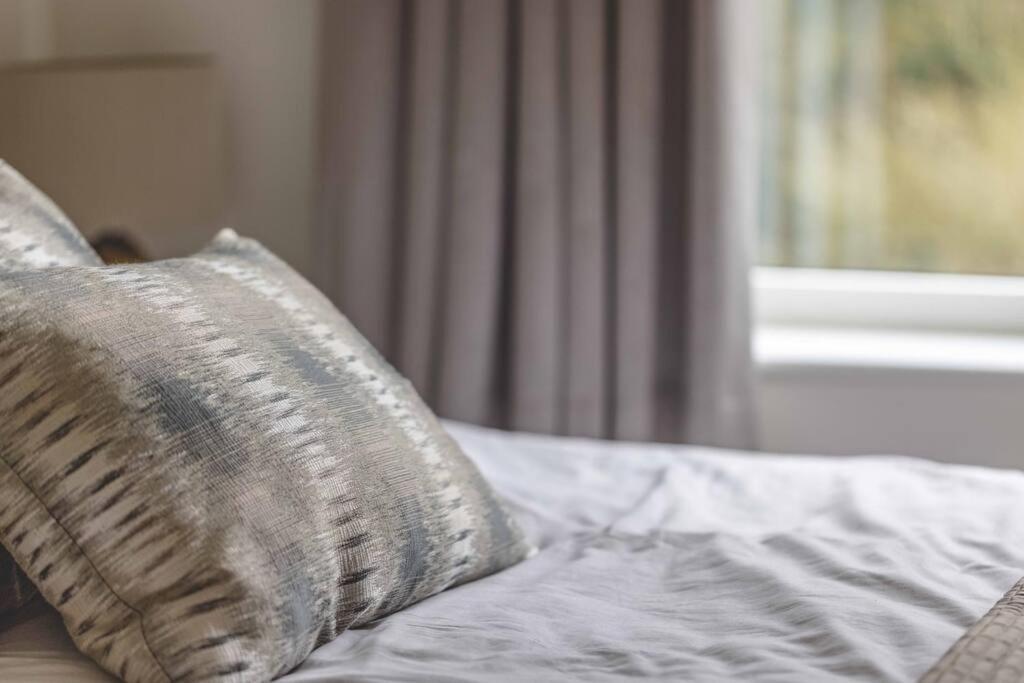 Stylish Home @ Virginia Water Lake & Free Parking Englefield Green Kültér fotó
